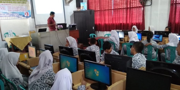 Dosen Fasilkom Unilak Laksanakan Pengabdian di SMA PGRI Pekanbaru